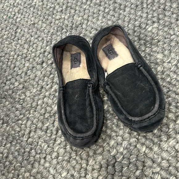 UGG Men's Ascot Slipper in Navy - Picture 1 of 9